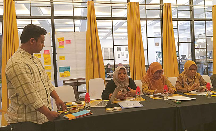 EDUKAS I KESEHATAN: Tim dari Pattiro Malang dan IBI Kabupaten Malang mengedukasi ibu-ibu di Resto 52, Jalan KH Agus Salim, Kecamatan Klojen, Kota Malang kemarin (5/8).