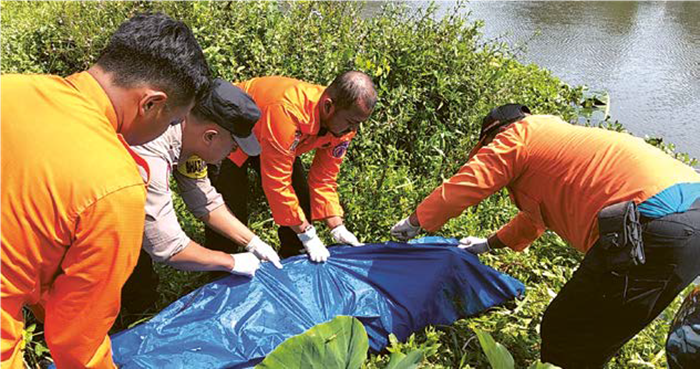 EVAKUASI: Tim dari BPBD Kabupaten Malang dan aparat kepolisian mengevakuasi jasad korban yang ditemukan di Sungai Brantas Desa Kanigoro, Kecamatan Pagelaran kemarin (5/8).