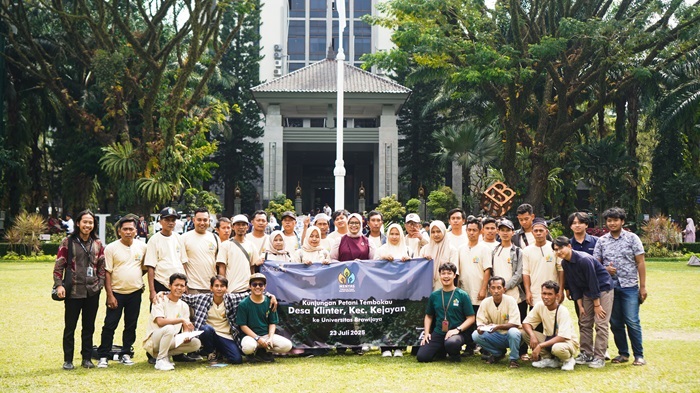 SEMANGAT BERKELANJUTAN: Mahasiswa Fakultas Pertanian UB melaksanakan program KKN dan Pengabdian Masyarakat di Desa Klinter, Kabupaten Pasuruan.
