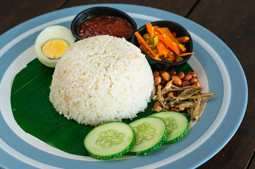 BANYAK VARIAN LAUK: Nasi lemak kaya akan rasa