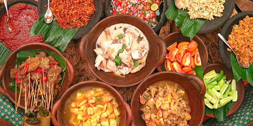 BANYAK PILIHAN MENU: Menu prasmanan makanan tradisional