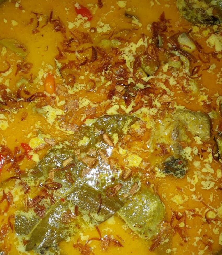 BUMBU KUNING: Ayam lodho khas tulungagung