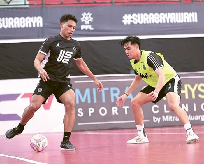 TIDAK MENINGGALKAN PEMAIN: G-Vin Blandino Laik (kiri) berusaha melewati Wais Alkarni dalam sesi latihan Unggul FC di GOR UNESA Surabaya beberapa waktu lalu.
