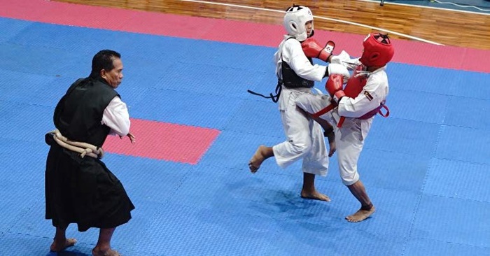 TIDAK LIBUR LAMA: Atlet Shorinji Kempo Kota Malang (kanan) bertanding dalam ajang Porprov IX Jatim di GOR Pertamina Universitas Brawijaya, pada 28 Juni lalu.