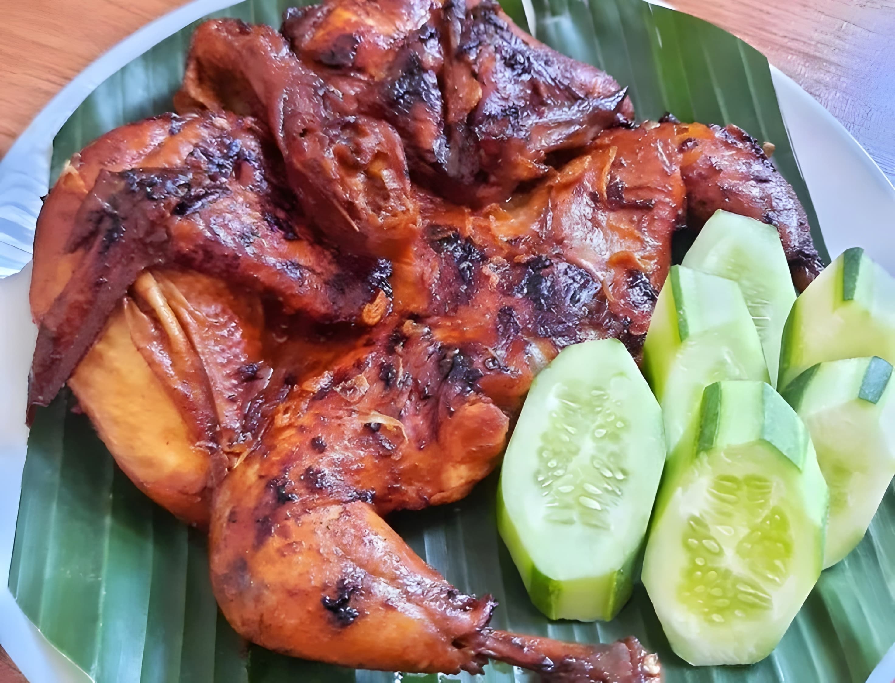 GURIH: Ayam Kalasan dengan sambal dan lalapan segar menjadi menu andalan di beberapa warung di Malang yang selalu ramai pembeli
