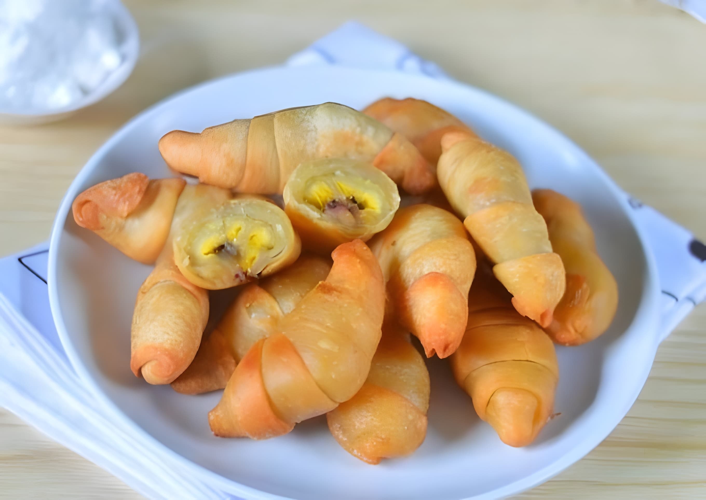 RENYAH: Pisang molen hangat dengan kulit krispi dan isian pisang manis yang lumer, cocok buat camilan sore