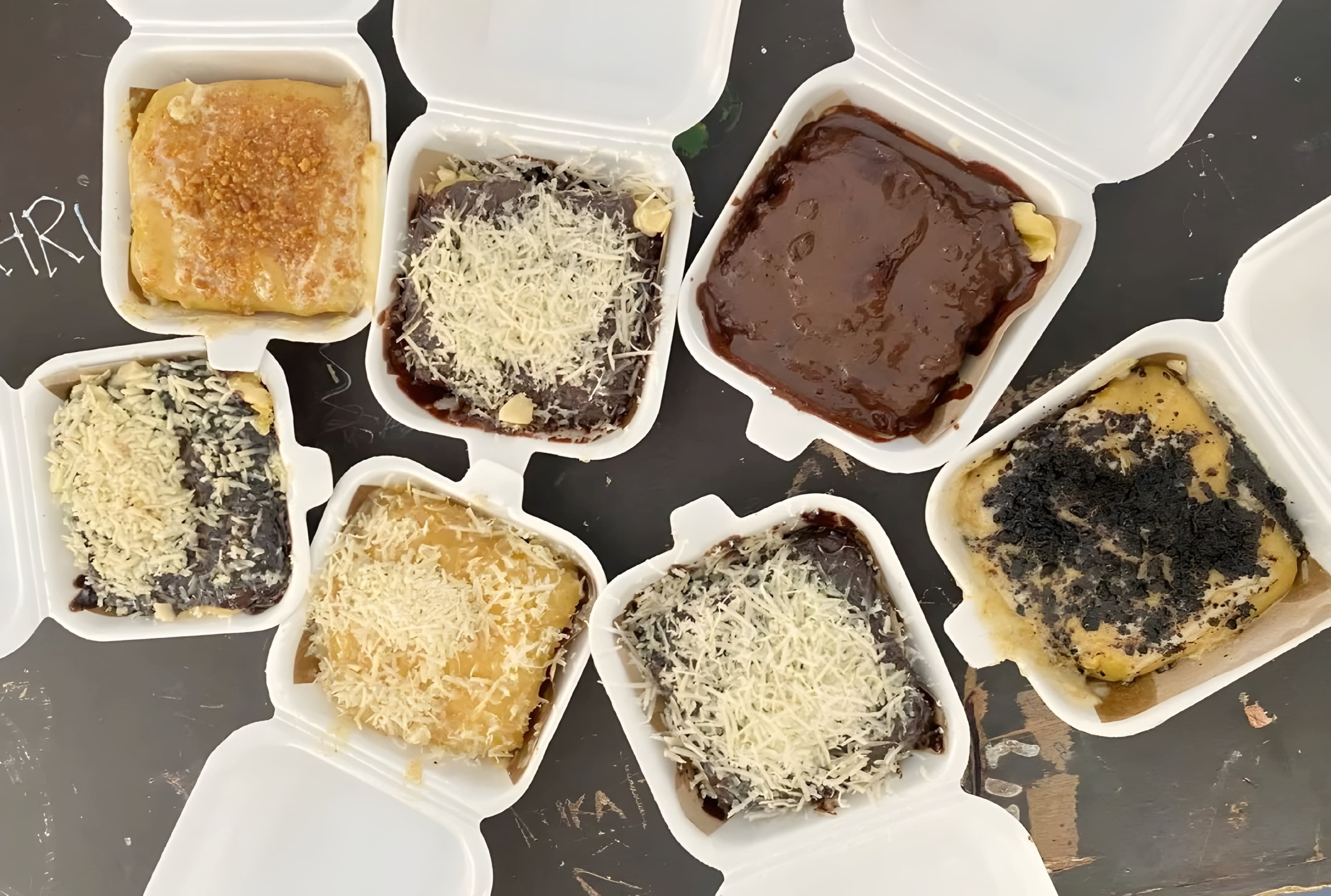 NIKMAT: Kue pancong di Malang kini hadir dengan berbagai rasa kekinian yang cocok disantap bareng teman atau sendirian!