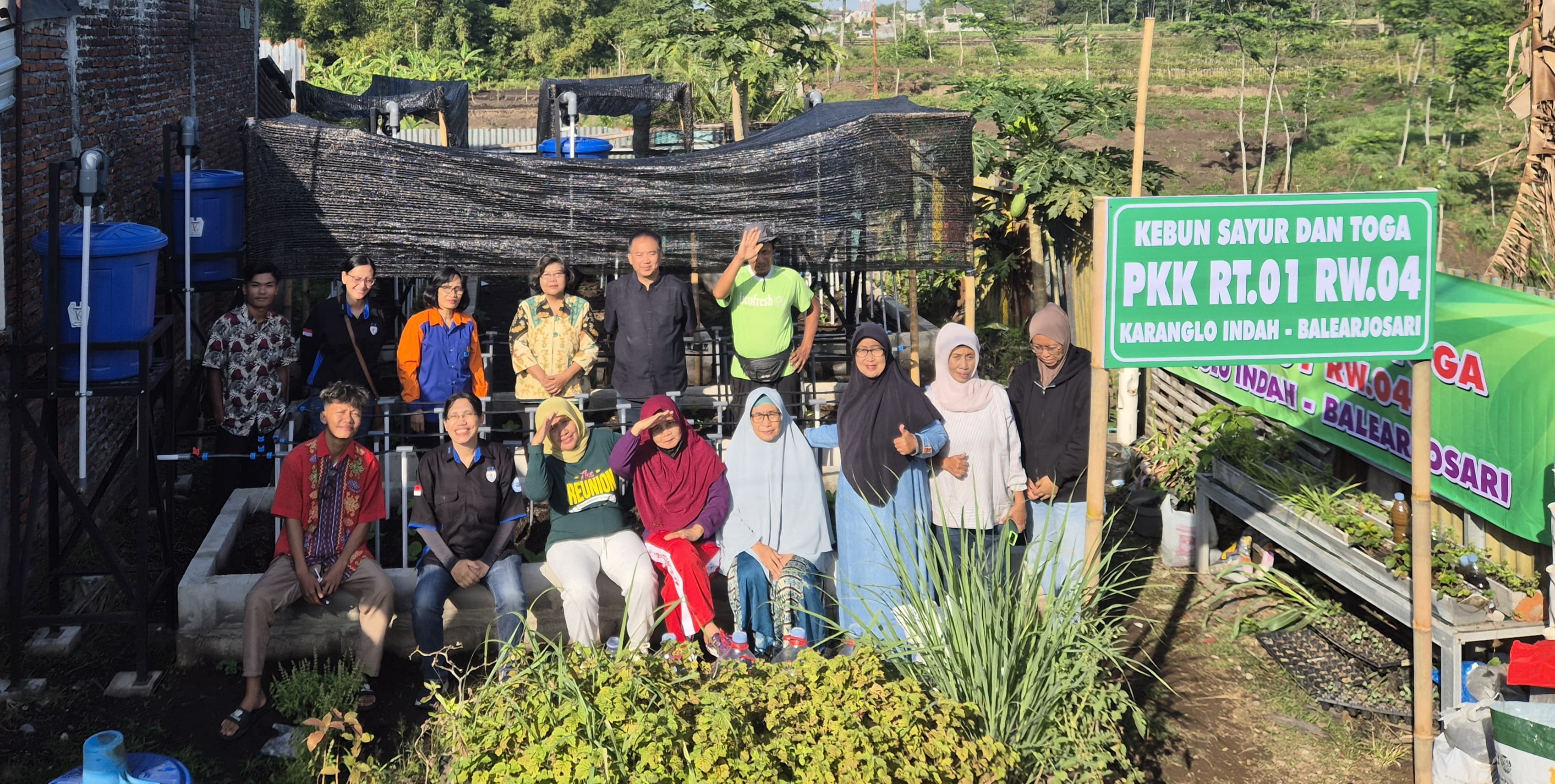 BERINOVASI: Dosen Teknik Sipil UKWK memanfaatkan dana PKM untuk membuat teknologi irigasi tetes di perumahan Karanglo Indah RT 01 RW 04 Kota Malang.