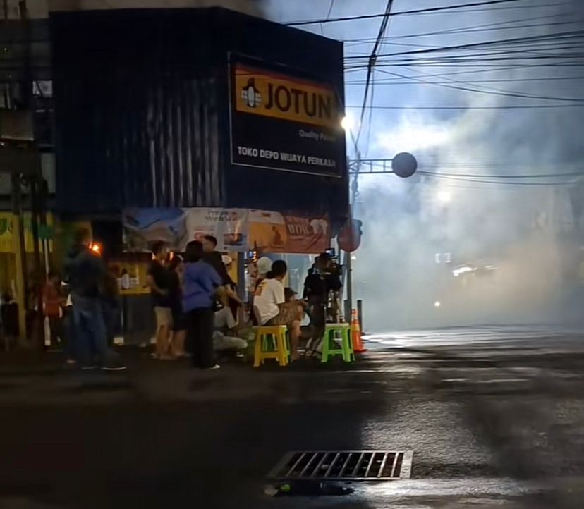 Suasana syuting film horor Lastri di salah satu sudut Lumajang. Kabut tipis dan pencahayaan temaram sengaja dihadirkan demi membangun atmosfer menyeramkan.