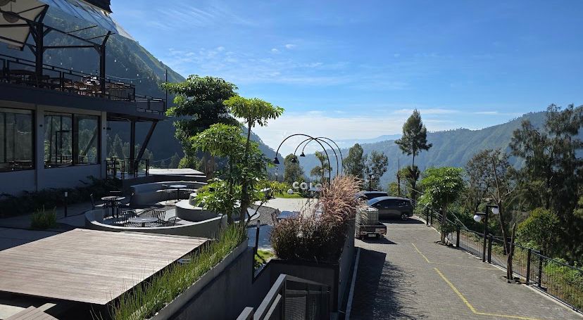 Panorama senja dari salah satu cafe di sekitar Bromo. Lokasinya jadi favorit baru para penikmat kopi dan pemandangan pegunungan.