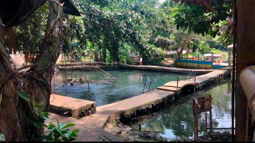 MENYEGARKAN: Menikmati segarnya sumber air dikala lelah beraktivitas seharian.