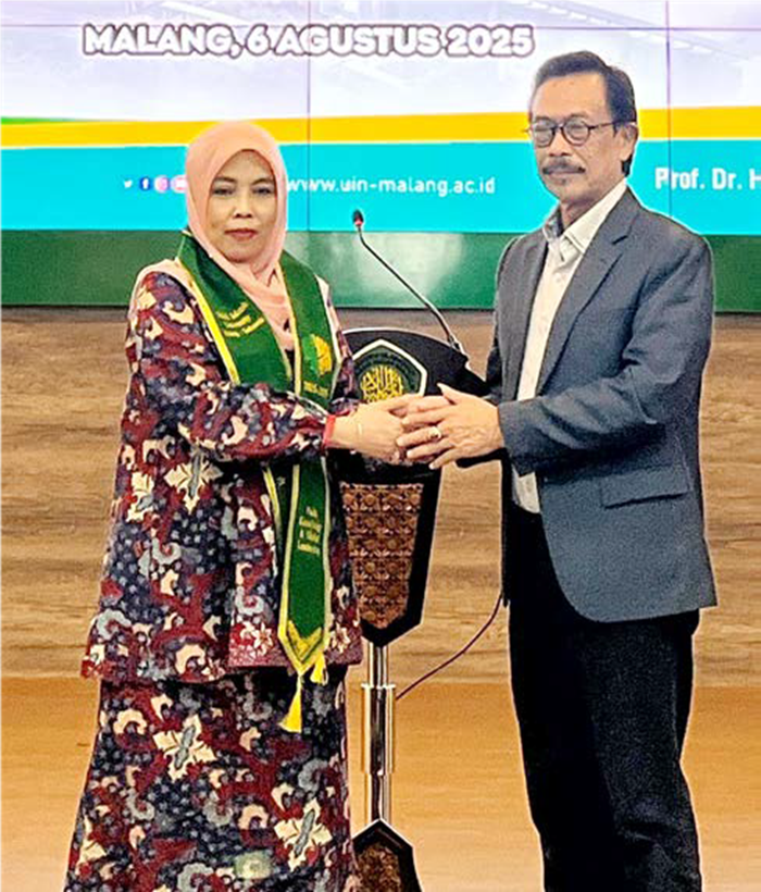 PINDAH KOMANDO: Rektor UIN Malang periode 2021-2025 Prof Dr H M. Zainuddin MA (kanan) menyerahkan jabatannya kepada rektor baru, Prof Dr Hj Ilfi Nur Diana MSi CAHRM CRMP, kemarin.