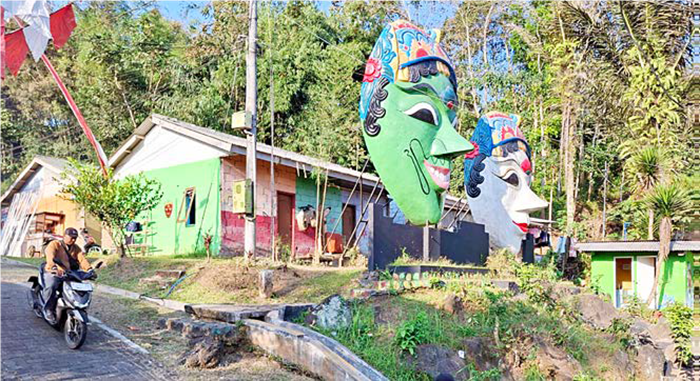 DAPAT PERHATIAN: Beberapa rumah warga di Kampung Wisata Topeng di RT 2/RW 7, Kelurahan Tlogowaru, Kecamatan Kedungkandang mendapat jatah perbaikan lewat CSR Lippo Group.