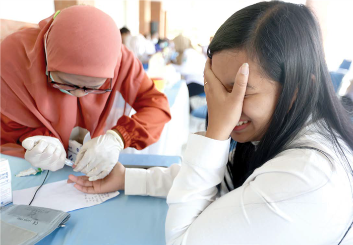 TAHAN SAKIT: Seorang ASN Pemkot Malang menjalani cek kesehatan gratis (CKG) di gedung Islamic Center kemarin siang.