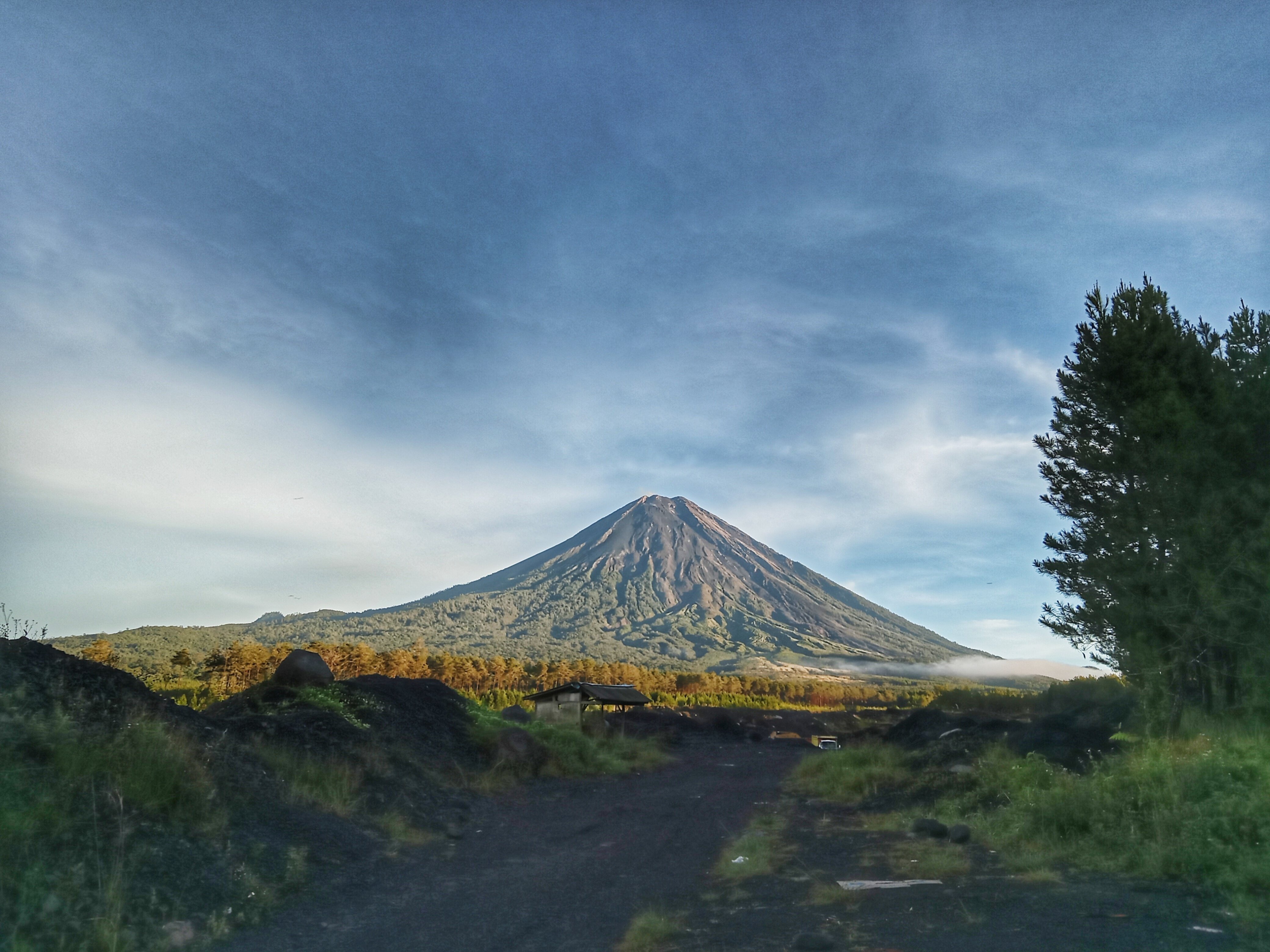 Keindahan alam Pronojiwo di Lumajang sukses mencuri perhatian dalam ajang pariwisata internasional. Lanskap eksotis di lereng Semeru ini kini jadi sorotan dunia.