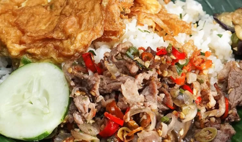 GURIH: Nasi genjes khas Malang dengan telur dan daging