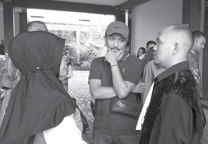 BACAKAN NOTA PEMBELAAN: Salah satu terdakwa berkoordinasi dengan kuasa hukum sebelum sidang di Pengadilan Negeri (PN) Kepanjen, kemarin.