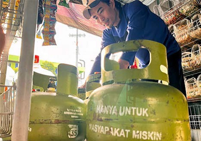STOK TERBATAS: Salah satu pengecer LPG 3 kilogram di Jalan Sudimoro, Kecamatan Lowokwaru menata tabung-tabungnya, kemarin (7/8).