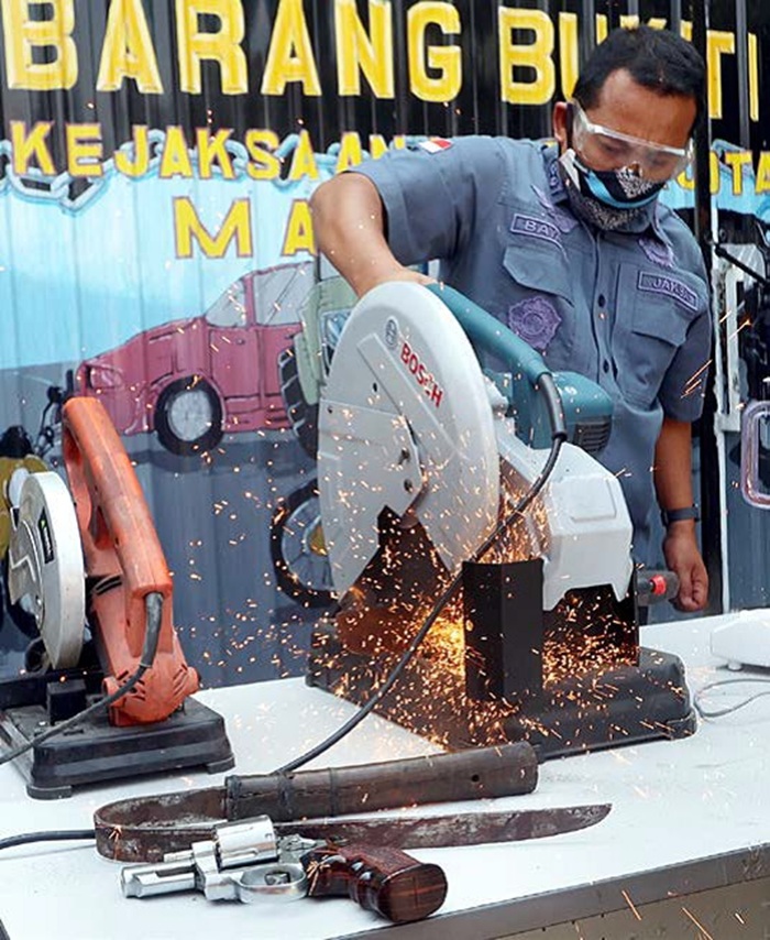 INKRACHT: Senjata api dan senjata tajam dari salah satu perkara kriminal ikut dimusnahkan, kemarin (7/8).