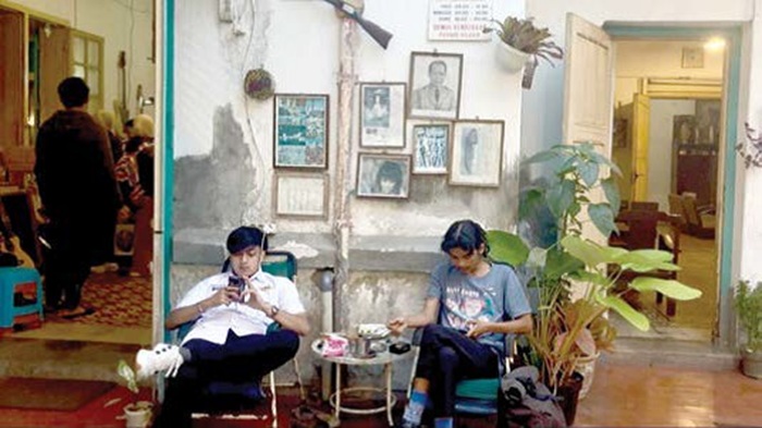 AMBIL SIKAP: Pengunjung salah satu kafe duduk santai sambil menikmati hidangan tanpa alunan musik kemarin.