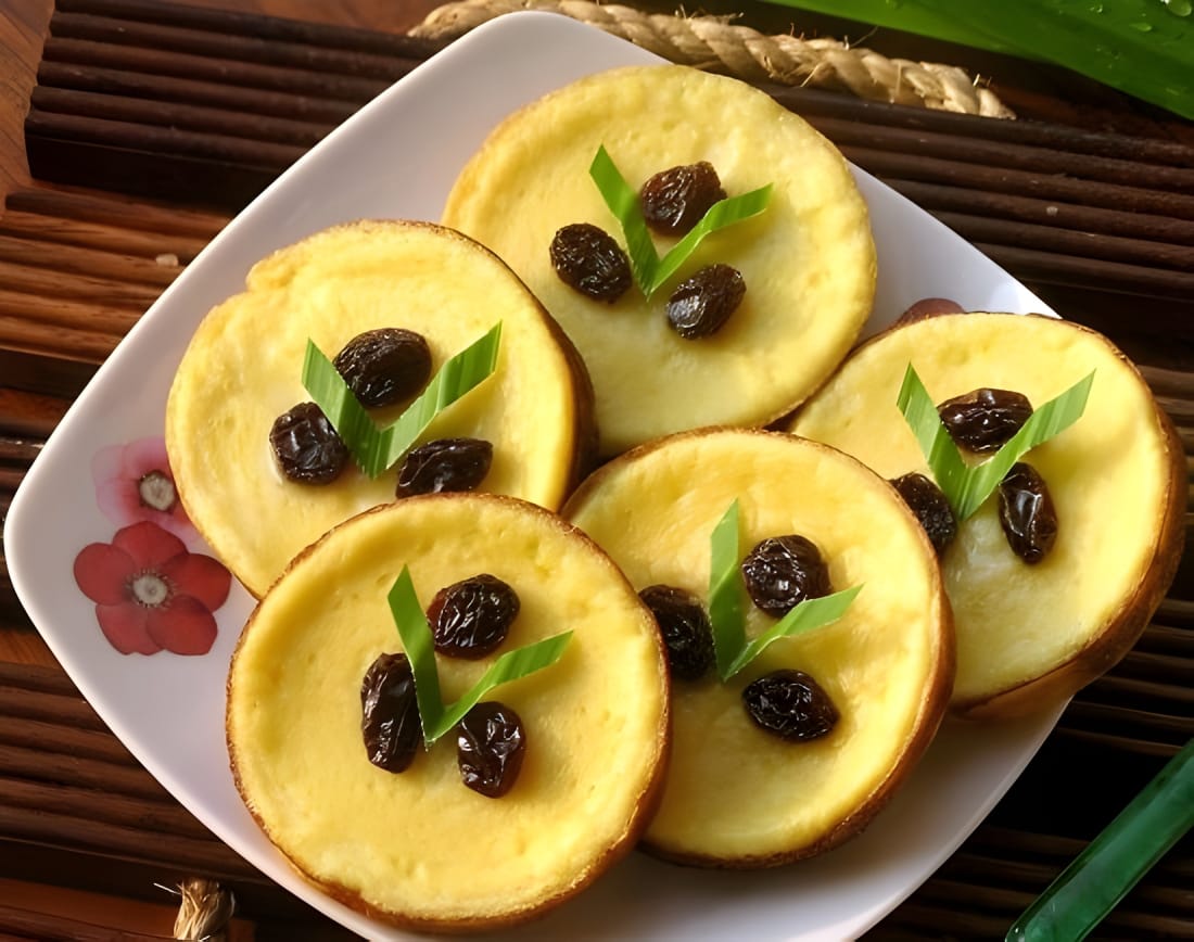 LEMBUT: Deretan kue lumpur di Malang ini punya tekstur empuk dan rasa manis gurih yang bikin lidah betah!