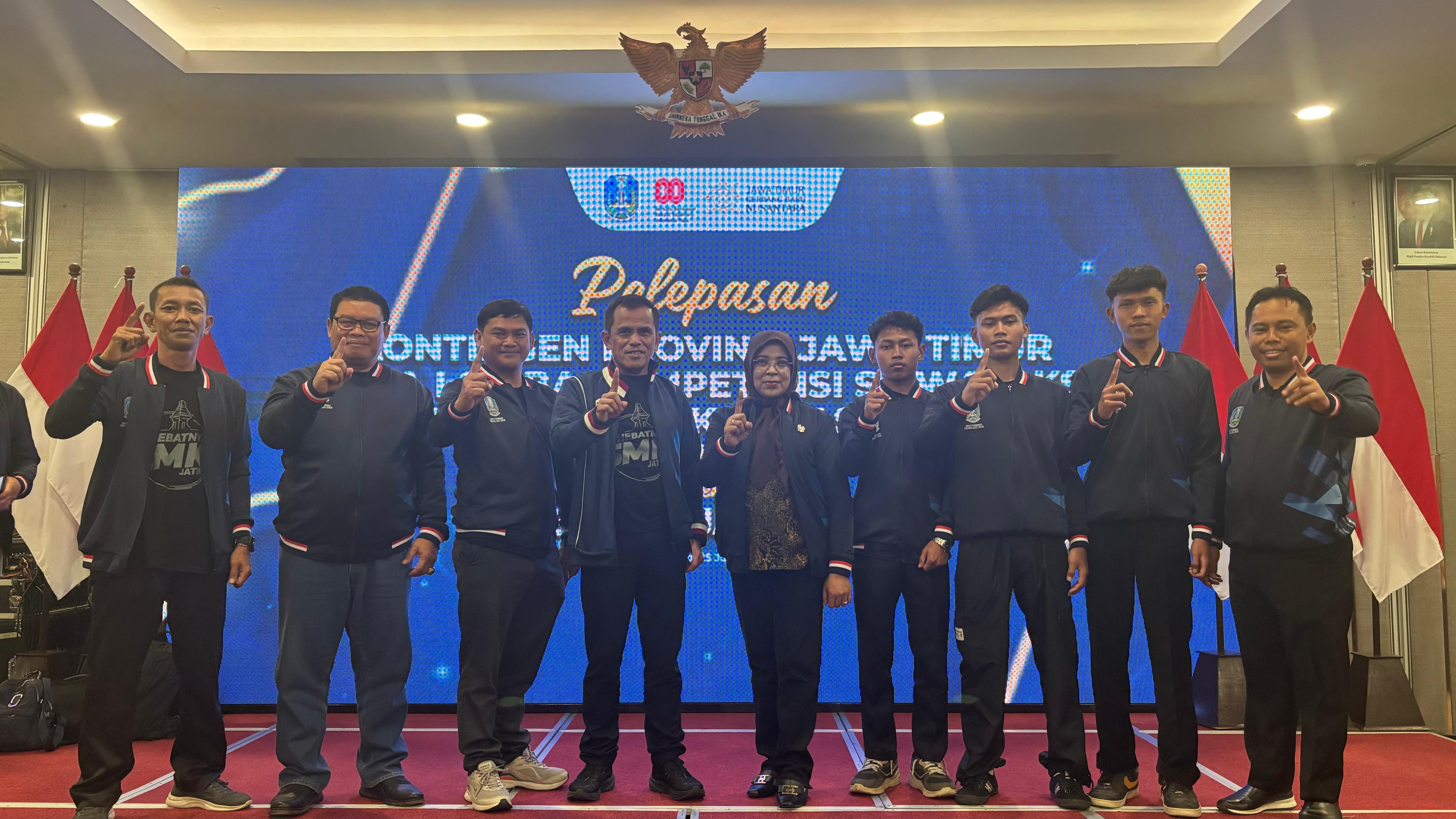 SIAP BANGKT : Plt. Kepala Cabdindik Wilayah Kabupaten Malang Dr Indiyah Nurhayati MPd (tengah) bersama Kepala Sekolah Imron Syahroni SPd MPd siap memberikan yang terbaik di LKS 2026 bersama SMK NUSA.