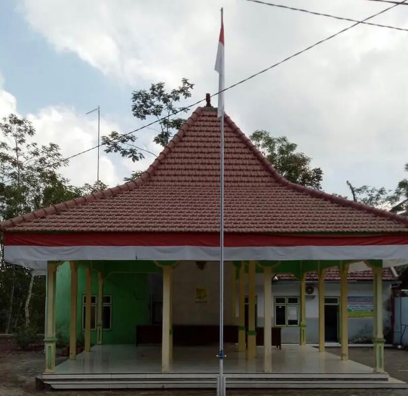 Suasana Balai Desa di Lumajang tempat motor milik mahasiswa KKN hilang. Sayangnya, CCTV yang bisa membantu pelacakan telah mati sejak April 2025.