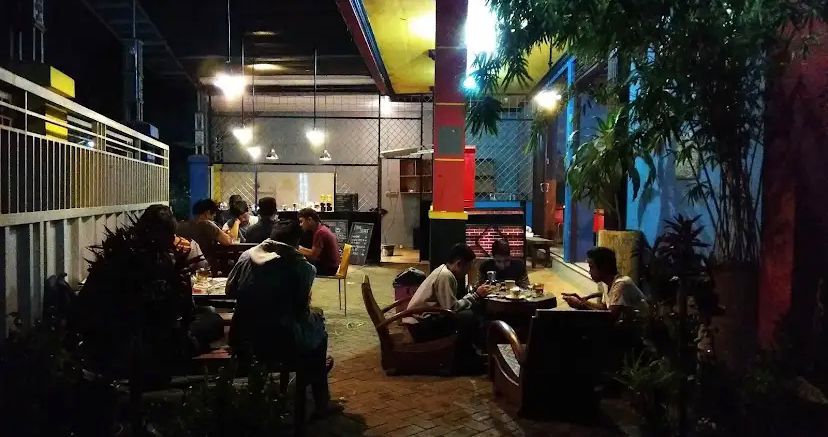 Suasana salah satu warung makan di Jalan Tirto Rahayu, Malang, yang ramai dikunjungi mahasiswa. Kawasan ini dikenal sebagai surga kuliner murah bagi mahasiswa Landungsari dan sekitarnya.