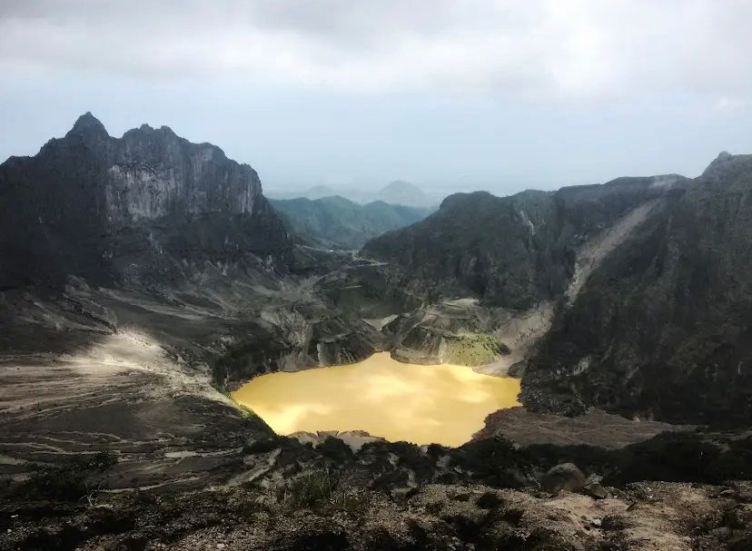 Gunung Kelud menawarkan tiga jalur pendakian yang bisa ditempuh dari arah Malang, masing-masing menyuguhkan tantangan dan panorama alam yang berbeda.