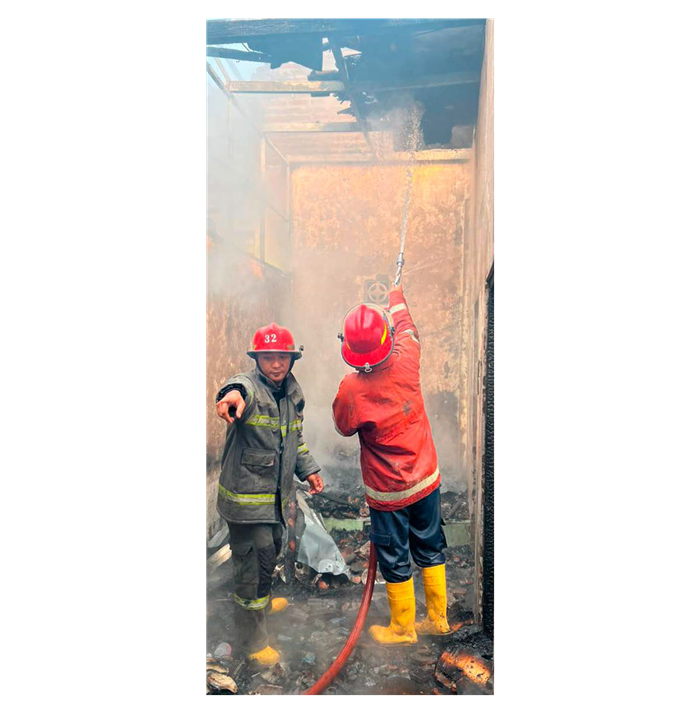 PEMADAMAN: Korsleting diduga menjadi penyebab kebakaran rumah di Desa Sawocangkring, Wonoayu, kemarin (7/8).