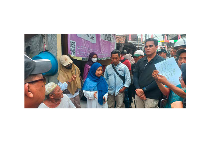 KEBERATAN: Masyarakat RW 6 Kelurahan Morokrembangan melakukan protes lantaran banyak rumah dibongkar.