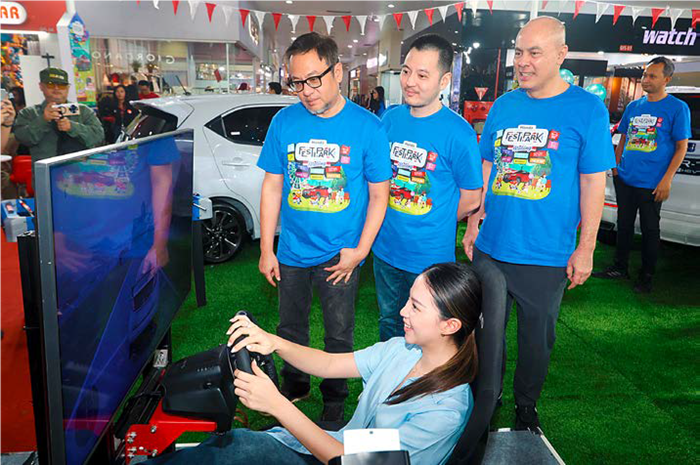 HADIRKAN PERLOMBAAN: Branch Manager Dealer Honda Mandalasena Herman Pribadi (kiri) bersama Area Sales and Dealer Development Manager Honda Surabaya Center Calvin dan Main Dealer Honda wilayah Jawa Tim