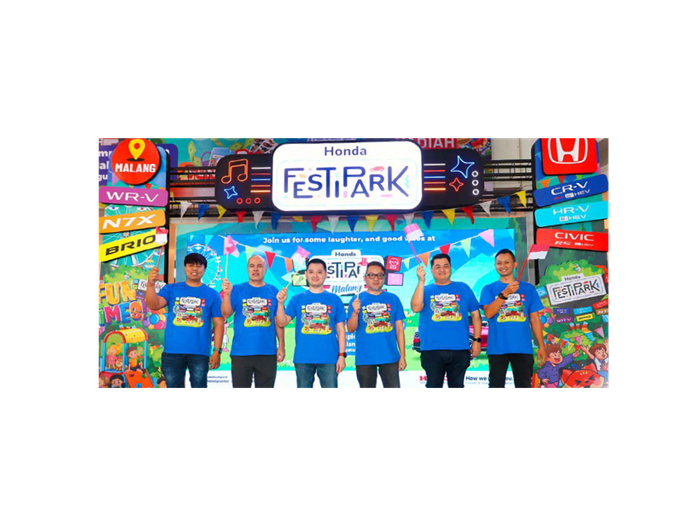 MERIAH: Area Sales and Dealer Development Manager Honda Surabaya Center Calvin (tiga dari kiri) bersama kolega membuka acara Honda Festipark di Mal MOG pada Rabu malam (6/8).