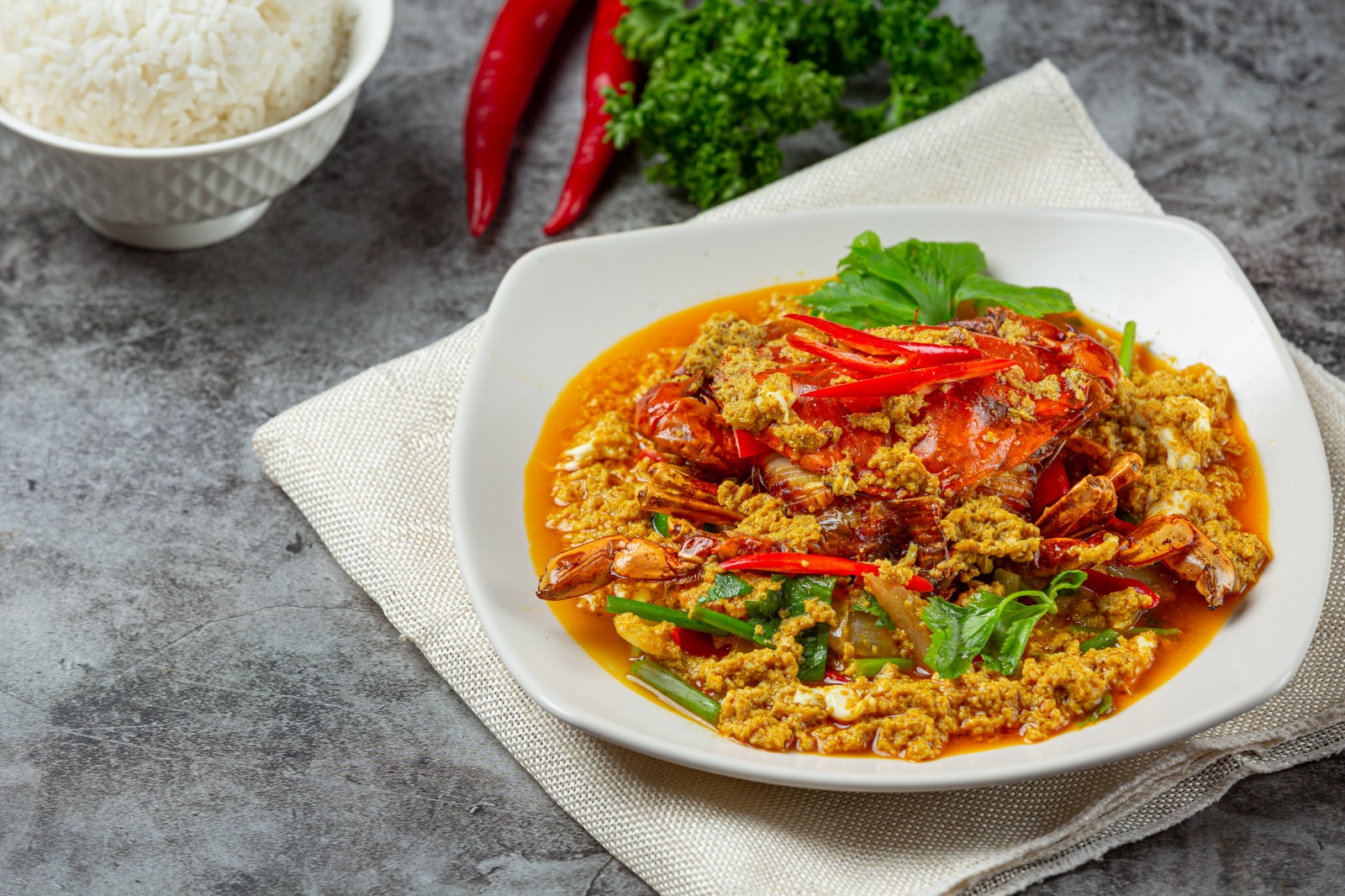 SEDAP: Bagi pencinta makanan pedas pasti kurang jika mereka tidak menyantap makanan pedas seharian.