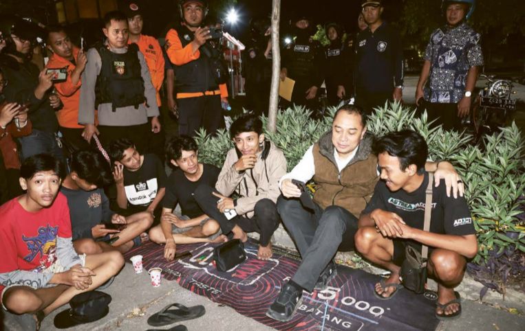 TERJARING RAZIA: Beberapa anak-anak terjaring patroli jam malam yang dilakukan Satpol PP Surabaya.