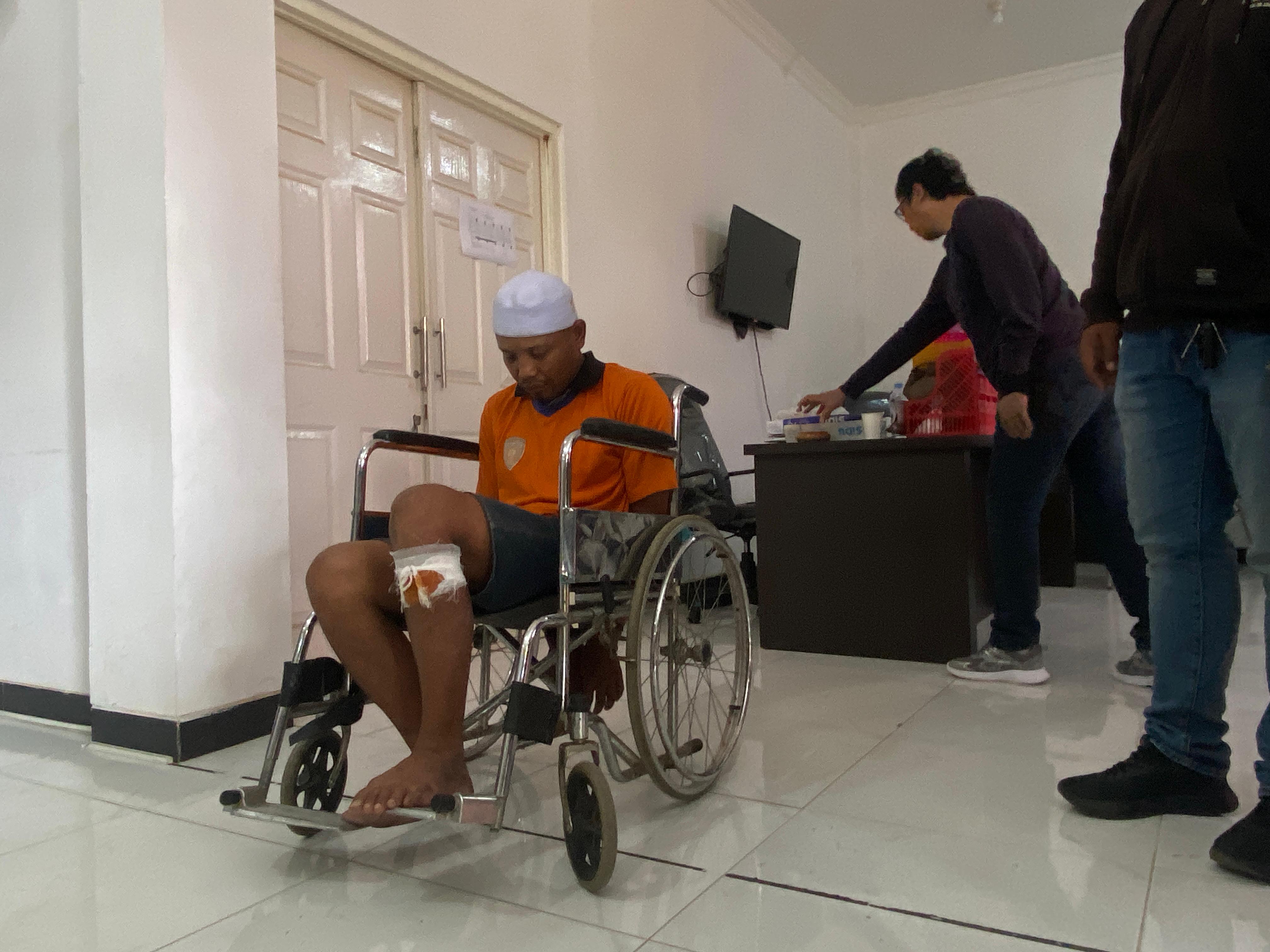TERDIAM: Erwan yang duduk di kursi roda dengan kaki yang masih diperban dalam rilis di Mapolres Batu siang tadi (9/8).