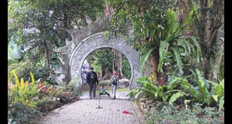 OBJEK WISATA: Pengunjung menikmati keindahan taman kemesraan di Desa Bendosari, Kecamatan Pujon kemarin. Mayoritas pengunjung datang membawa rombongan keluarga.