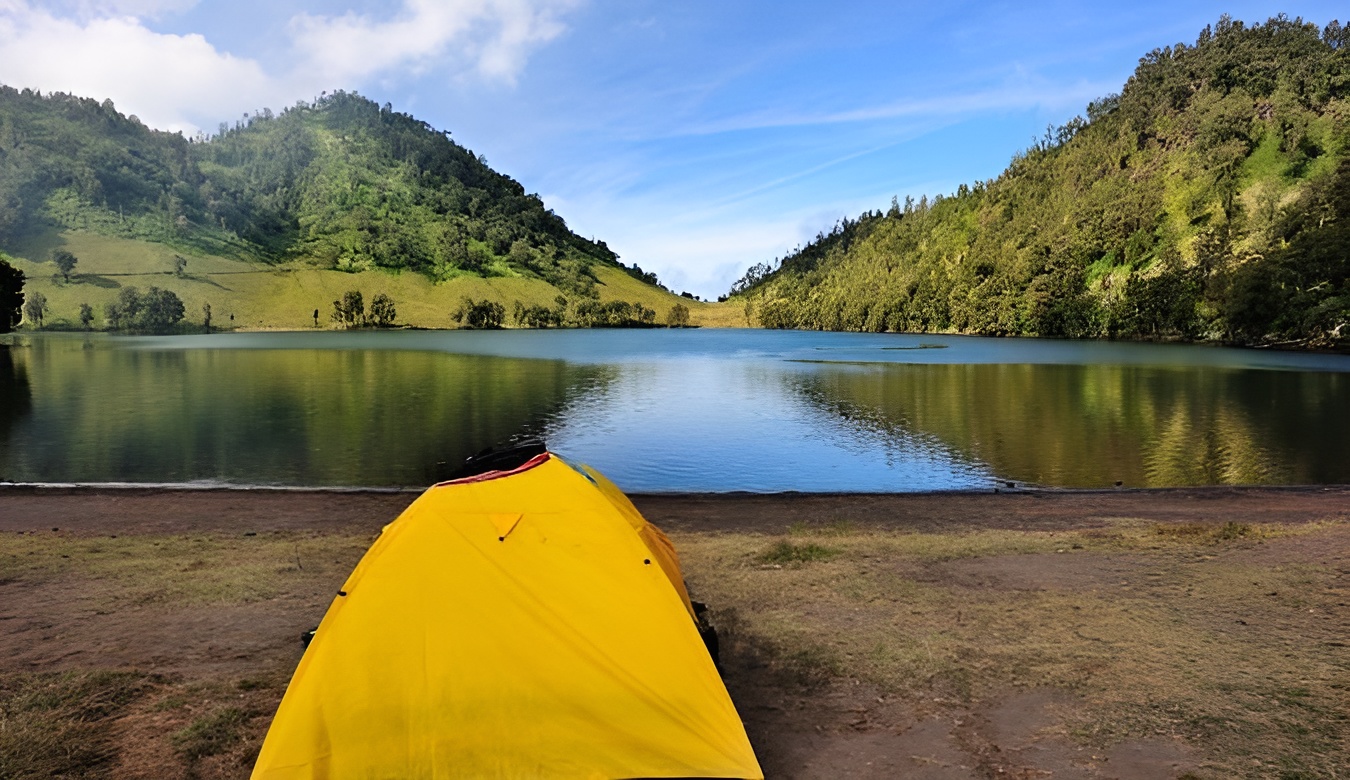 Keindahan Ranu Kumbolo di jalur pendakian Gunung Semeru, dengan air danau yang tenang berlatar pegunungan, siap memikat pendaki pada momen peringatan 17 Agustus.