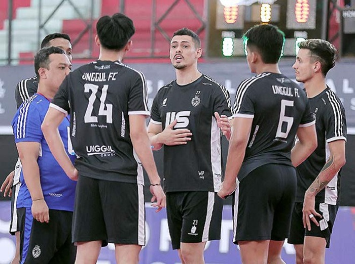 DIANDALAKAN: Pivot Unggul FC Malang Wellington Pereira (tengah) berdiskusi dengan rekannya dalam sesi latihan di GOR UNESA beberapa waktu lalu.