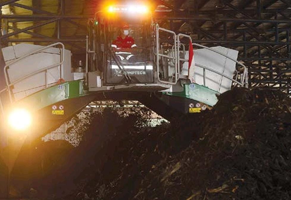 DAPAT PERHATIAN: Petugas Tempat Pemrosesan Akhir (TPA) Supit Urang melakukan proses pengolahan sampah beberapa waktu yang lalu