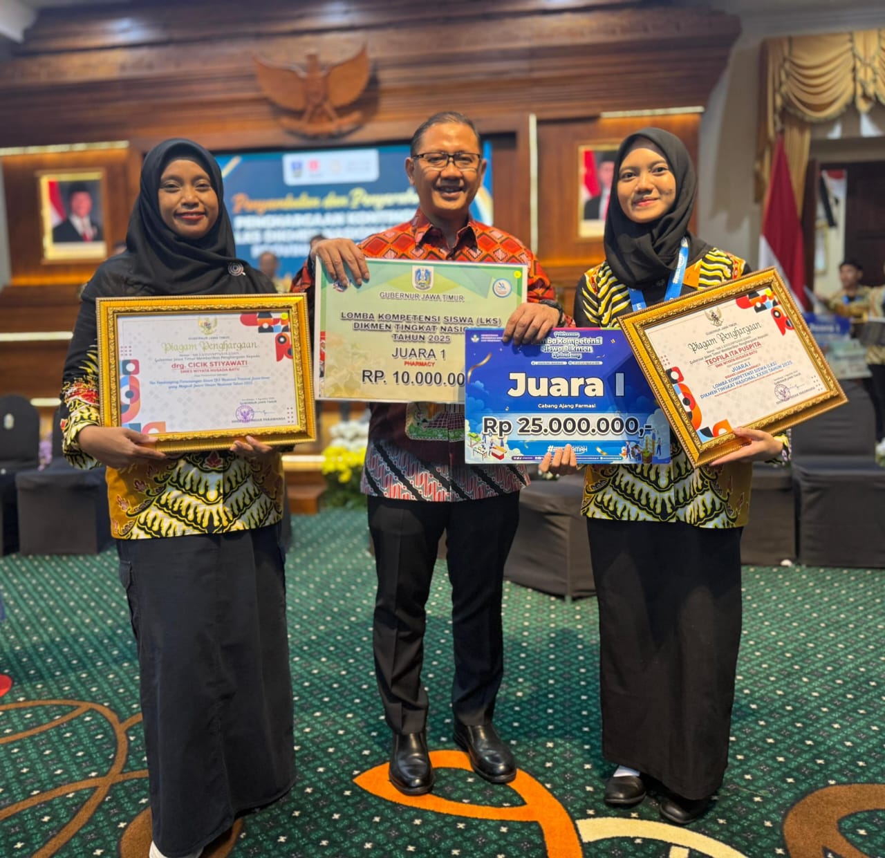 BANGGA: Kadispenprov Jatim Dr Aries Agung Paewai SSTP MM (tengah) mengapresiasi prestasi Emas LKS Nasional bidang Pharmaceutical Technology yang diraih Teofila Ita Puspita dari SMK Wiyata Husada.