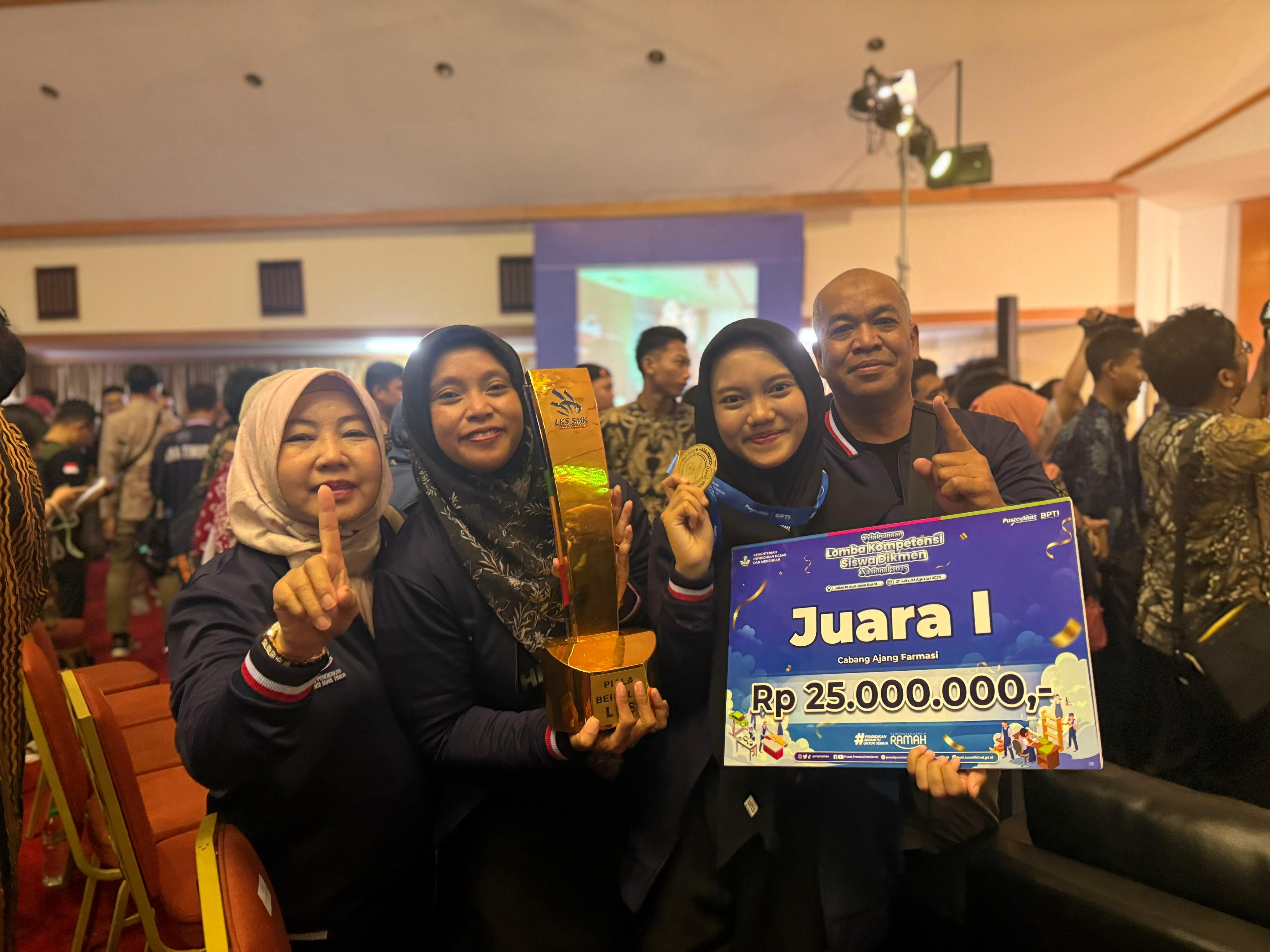 PANUTAN: Kebahagian Kepala Cabdindik Kota Malang - Kota Batu Dr Hj. Hastini Ratna Dewi MPd (kiri) bersama Kepala SMK Wiyata Husada, Kota Batu drg Cicik Stiyawati setelah berhasil meraih Juara Umum LKS