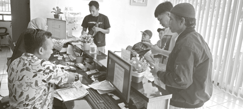 MASUK NEGARA: Para pelanggar yang terkena tilang membayar denda di kantor Kejaksaan Negeri (Kejari) Kabupaten Malang, Jumat lalu (8/8).