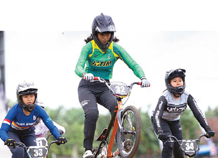 ASAH JAM TERBANG: Atlet BMX Kota Malang (tengah) bertanding dalam ajang Kejurnas Balap Sepeda BMX Cross di Muncar, Banyuwangi, pada 6 Juli lalu.