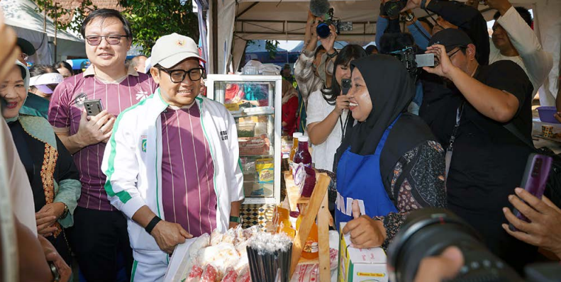SIAPKAN BANYAK PROGRAM: Menteri Koordinator Pemberdayaan Masyarakat (PM) Muhaimin Iskandar meninjau salah satu stan bazar milik mantan TKI dalam kegiatan Global Talent di Kawedanan Singosari, kemarin