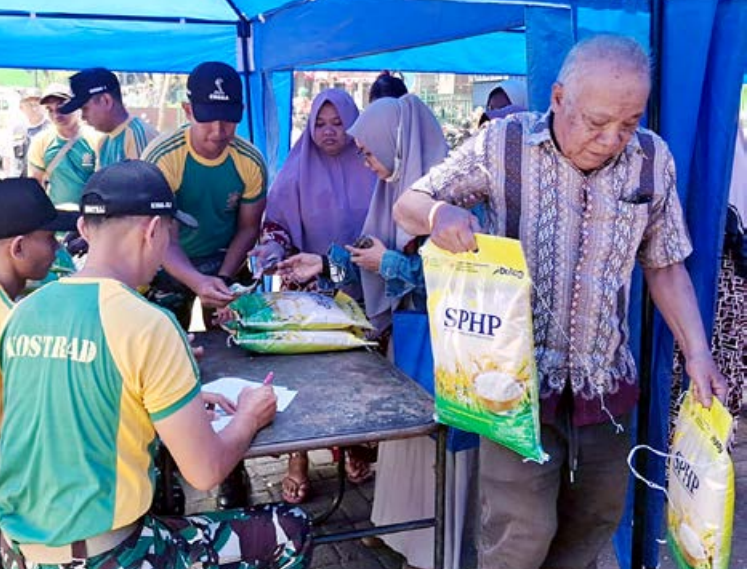 LEBIH MURAH: Warga mengantre beli Beras SPHP di Lapangan Merjosari, kemarin siang. Kegiatan bazar di sana digelar Yonkes 2/Kostrad bersama Kecamatan Lowokwaru.