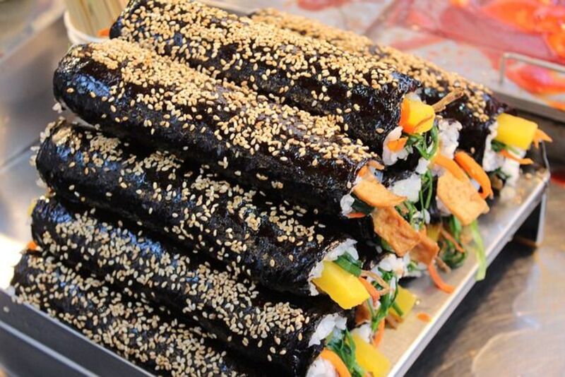 KHAS KOREA: Nori yang digulung dengan isian nasi wortel, sosis dan isian lainnya