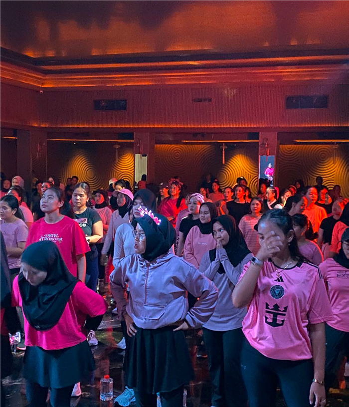 DUGEM SEHAT: Peserta healthy clubbing mengikuti gerakan dari instruktur Fit N Run. Di sana, dugem dikemas menjadi sehat tanpa rokok hingga alkohol sehingga lebih menyehatkan.