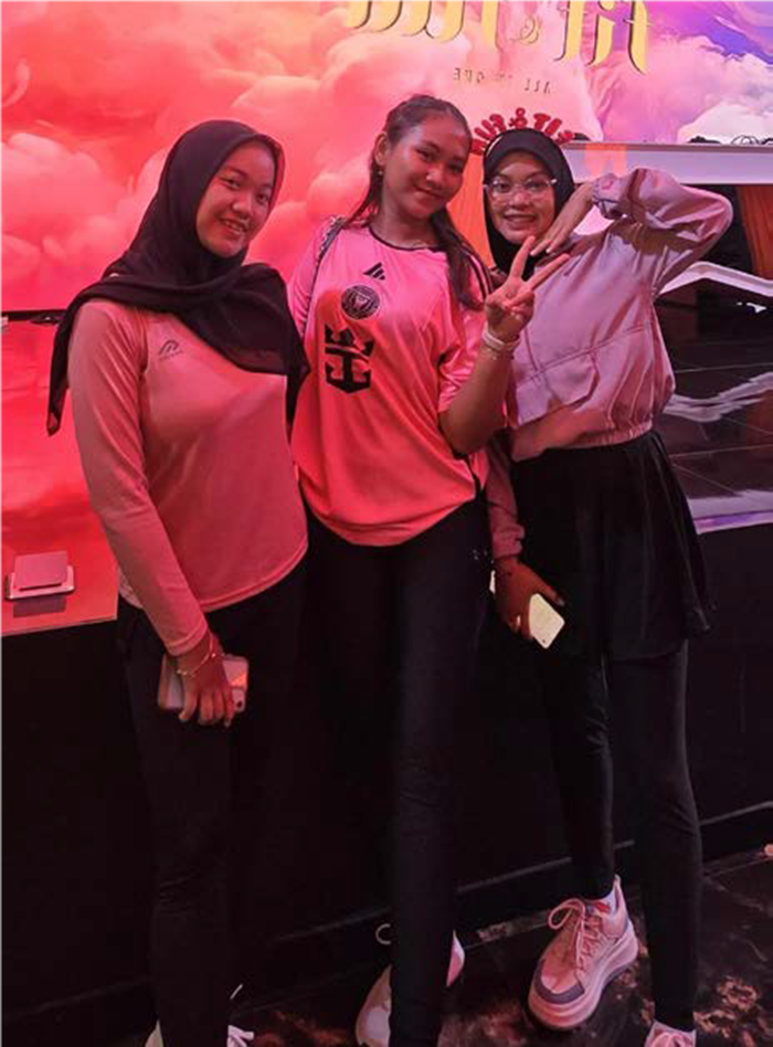 KETAGIHAN: Lailatul Indrasari (kiri) bersama dua temannya mengikuti healthy clubbing beberapa waktu lalu.