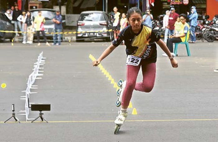 UNJUK GIGI: Atlet Sepatu Roda Kota Malang tampil dalam ajang Kejurnas Wali Kota Cup ke-12 nomor freestyle, kemarin.